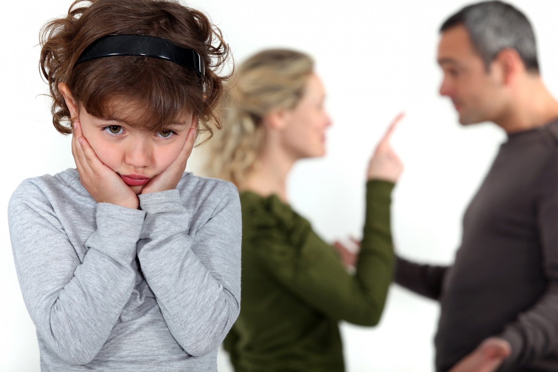 Ребенок наблюдает за родителями. Конфликт с детьми в семье. Родители и дети психология. Взрослый ребенок психология. Психологическое воспитание ребенка.