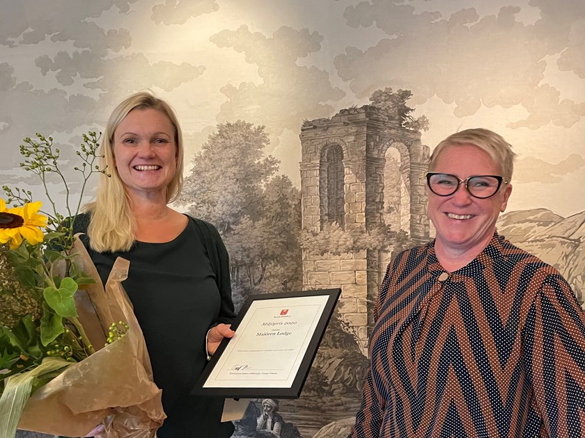 Hanna Engström från Malören Lodge mottar diplomet och priset på 3 000 kronor av kommunfullmäktiges före detta ordförande Susanne Andersson.