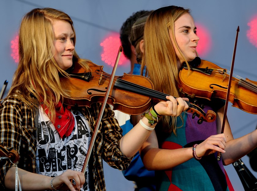Flickor som spelar violin.