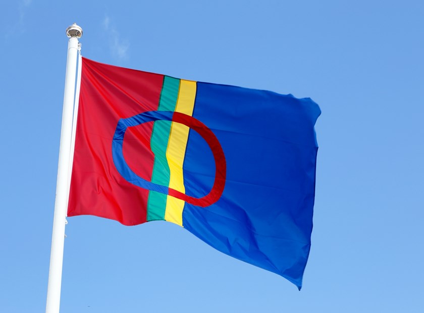 Samiska flaggan Foto: Anna Skielta Den samiska flaggan har vajat i Norge, Finland, Ryssland och Sverige sedan 1986, då den antogs.