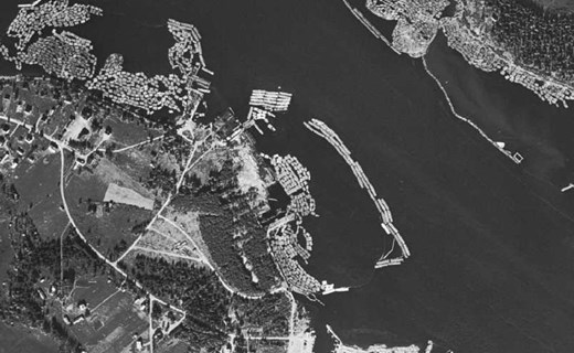 The air-photo from 1960 shows Kolkajen with bundles of timber in the water area. Foto: Lantmäteriet. 