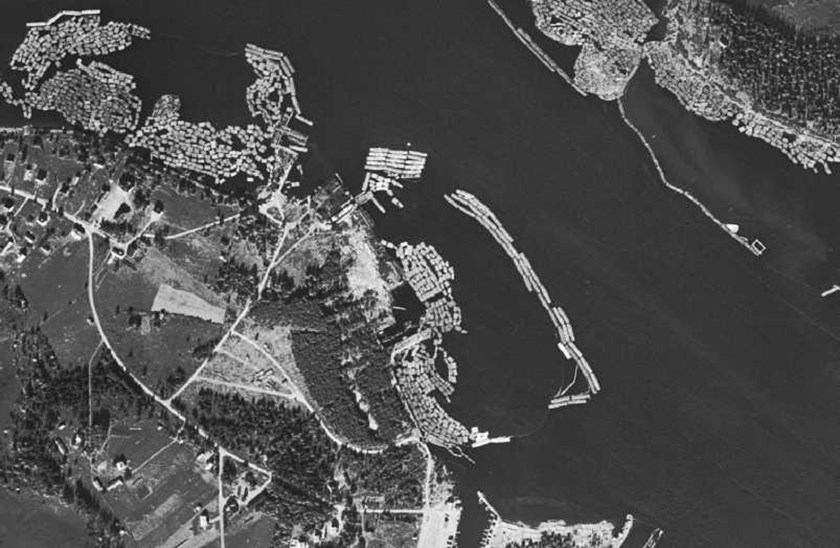 The air-photo from 1960 shows Kolkajen with bundles of timber in the water area. Foto: Lantmäteriet. 