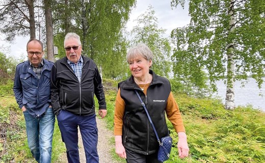 Natur- och kulturstigen är 2,5 kilometer lång i skiftande miljö längs Kalix älvmynning vid Bottenviken. Från vänster i bild, Karl-Göran Lindbäck, chef för Kultur och fritidsförvaltningen, Göte Bergström, ordförande i Nyborgs framtid och Ritva Lind, projektledare.