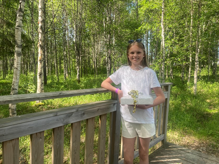 Hilda Svanberg som går i Klass 6 på Innanbäckens skola vann Skrivartävlingen 2024 med sin berättelse Barn med svarta ögon.