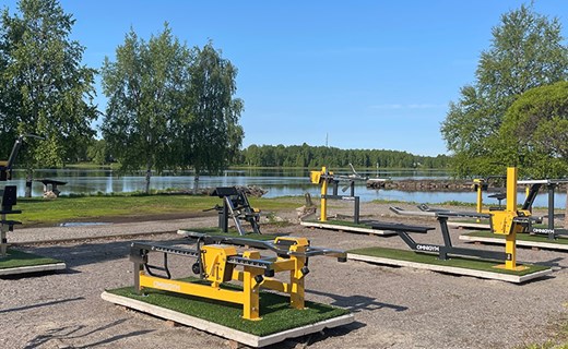 Mattias prövar på utegymmet.