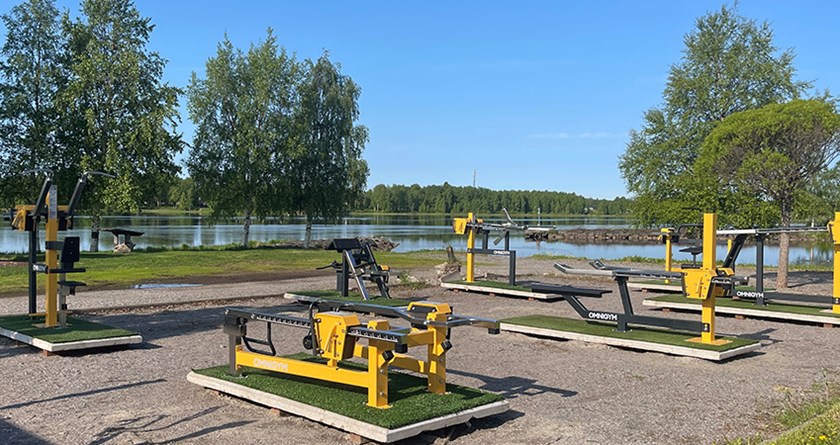 Mattias prövar på utegymmet.