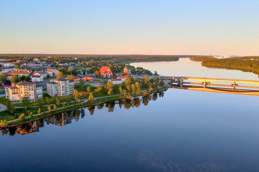 Vy från luften över Kalixälven med det nya brobygget och kvarteret Prästen i förgrunden. Foto: Oliver Åström.