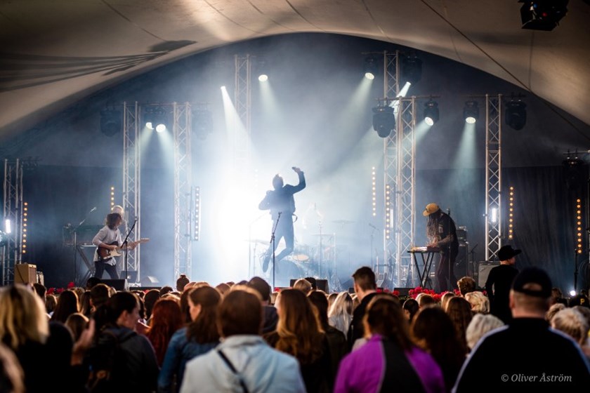 Storpublik under Emil Assergårds spelning på sommarfesten 2019. Foto: Oliver Åström.