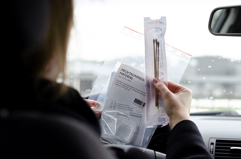 Egenprovtagning kan göras vid särskilda provtagningsstationer. Kit kan också hämtas på Apoteket AB eller levereras hem till de som inte har möjlighet att hämta ett kit.