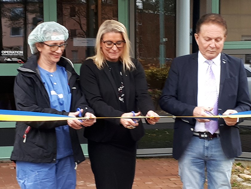 Slavica Grba, sektionsledare, Linda Frohm, Regionråd och Kenneth Backgård, Regionråd inviger Operation vid Kalix Sjukhus.