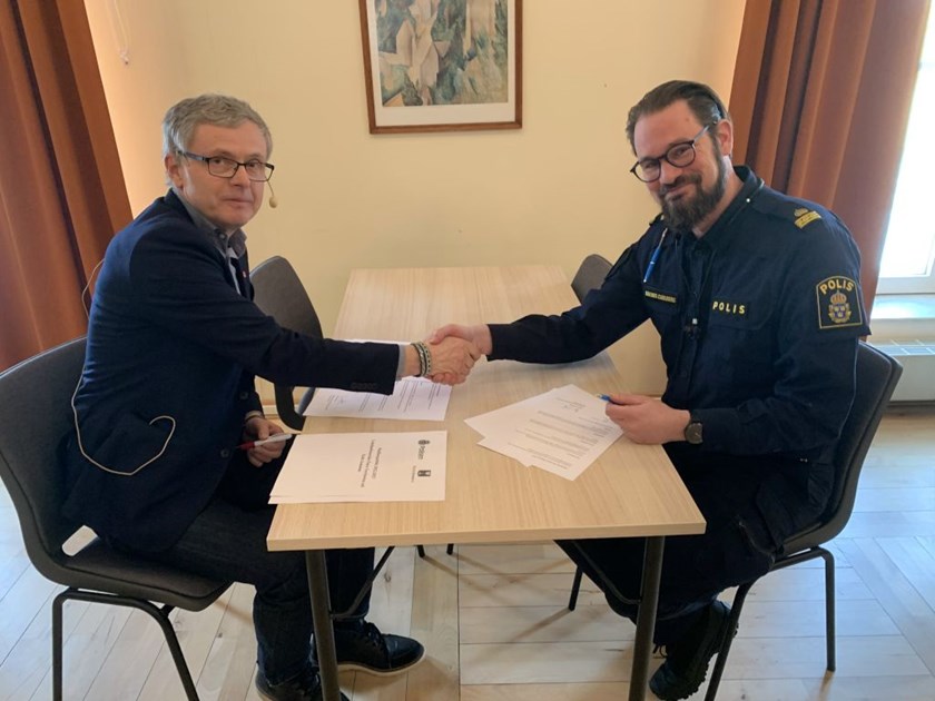 Kalix kommunalråd Tommy Nilsson och tf lokalpolisområdeschef Magnus Carlborg skakar hand på  de nyligen undertecknade medborgarlöftena för 2022.