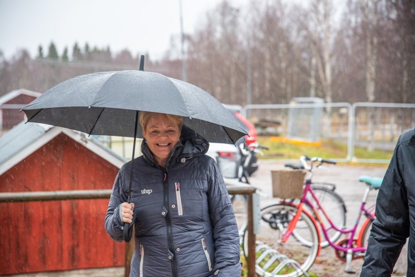 Landshövding Lotta Finstorp trivdes utomordentligt bra i Kalix, det blöta vädret till trots. Foto: Oliver Åström.
