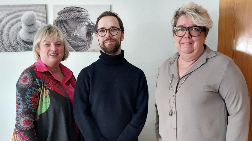 Socialstyrelsen utredare Joakim Hagelbäck flankerad av Kalix kommuns socialchef Anna-Lena Andersson och Maria Norén, projektledare för socialförvaltningens kris- och beredskapsarbete.