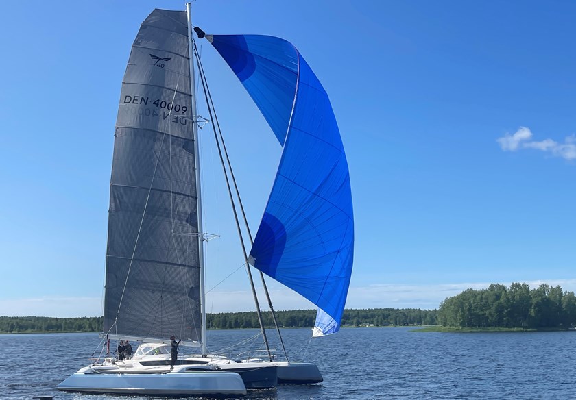 Segrande båten i MidsummerSail: Flying Dragon med skeppare Jens Thuesen.