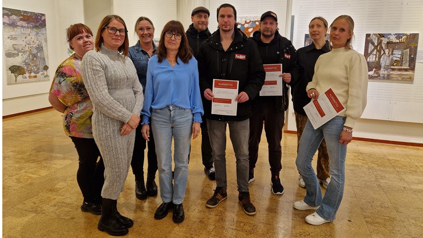 Från vänster i bild: Sandra Eriksson (utbildare), Malin Lundbäck, Malin Åberg (utbildare), Christin Vall, Roger Sångberg, Rick Larsson, Andreas Andersson, Linnea Olofsson och Jaana Väisänen.