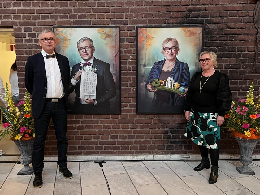 Förra kommunalrådet Tommy Nilsson och nuvarande kommunalråd Susanne Andersson finns numer porträtterade i Marmorhallen, Kalix kommunhus.