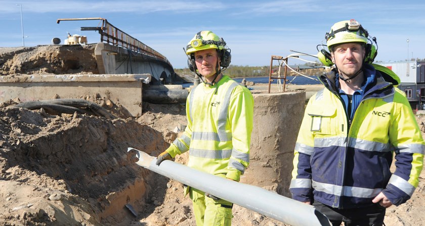 Niklas Supponen till vänster, och platschef Lennart Nilsson, NCC, förbereder rivningen av E4-bron över Kalix älv i Kalix. Gamla rör och ledningar måste röjas undan.