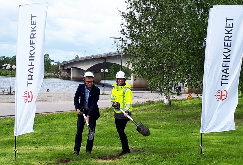 Tommy Nilsson, kommunalråd i Kalix kommun och Helena Eriksson, regional direktör på Trafikverket, tar första spadtaget.