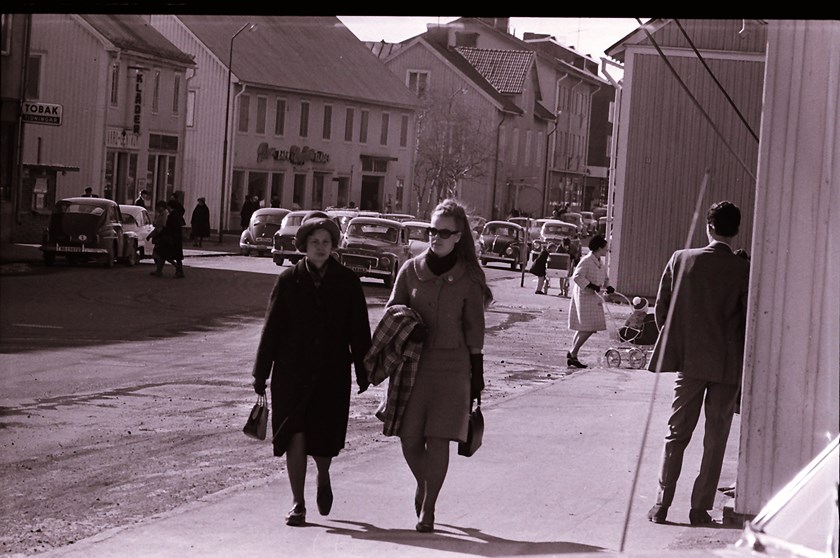 Så här kunde det se ut på Köpmannagatan under 60-talet. Foto: Sten Ekman.