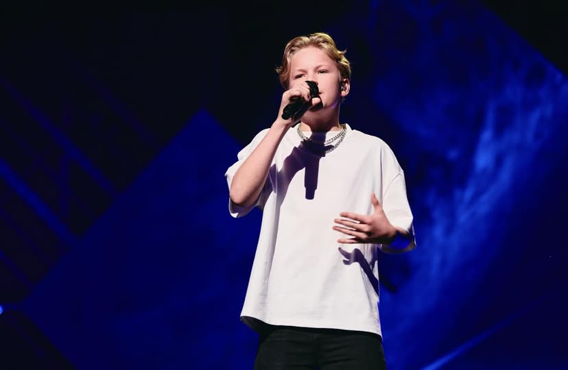 Artist framträder på scen under arrangemanget