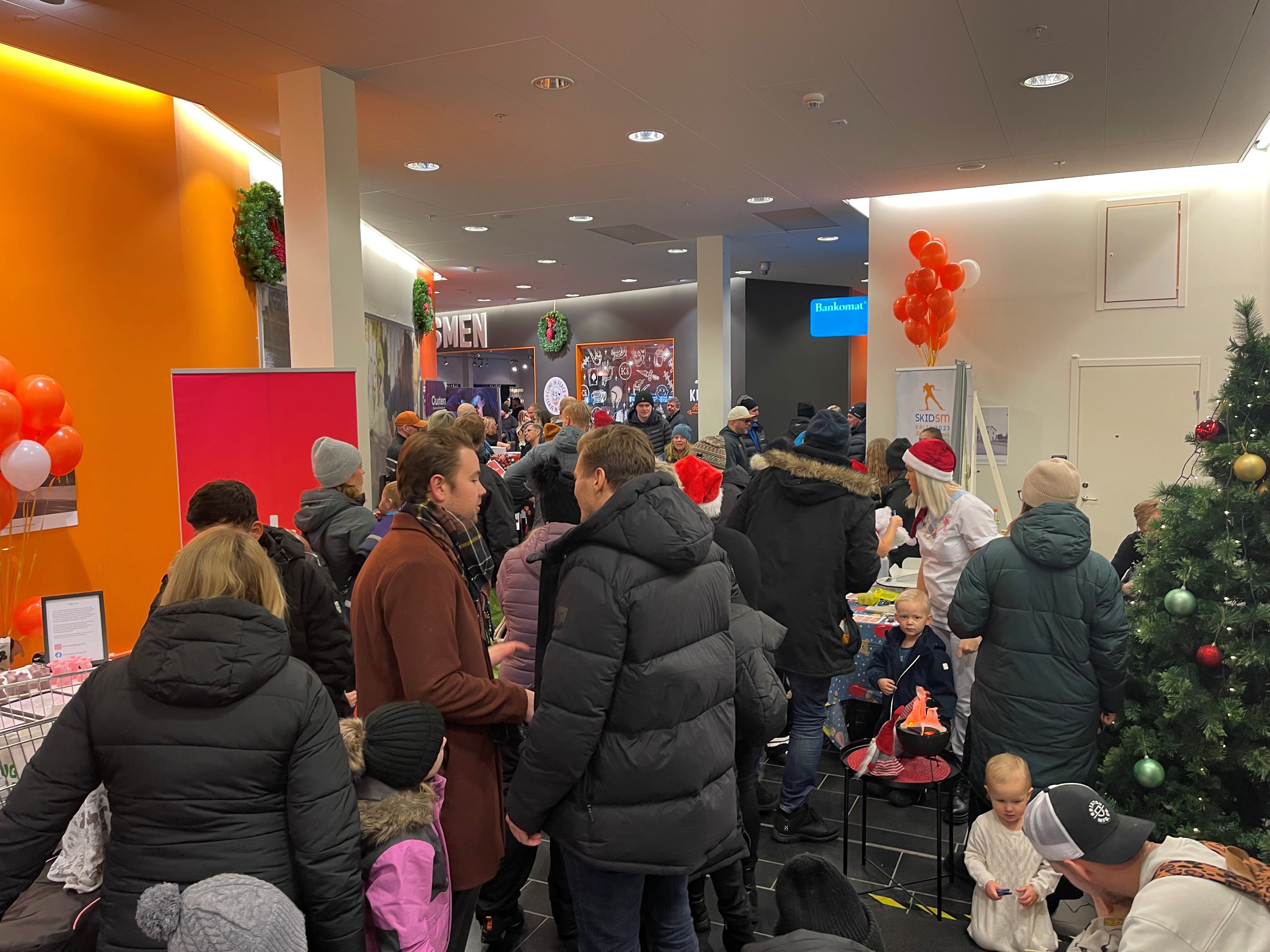 Besökare som samlats på området