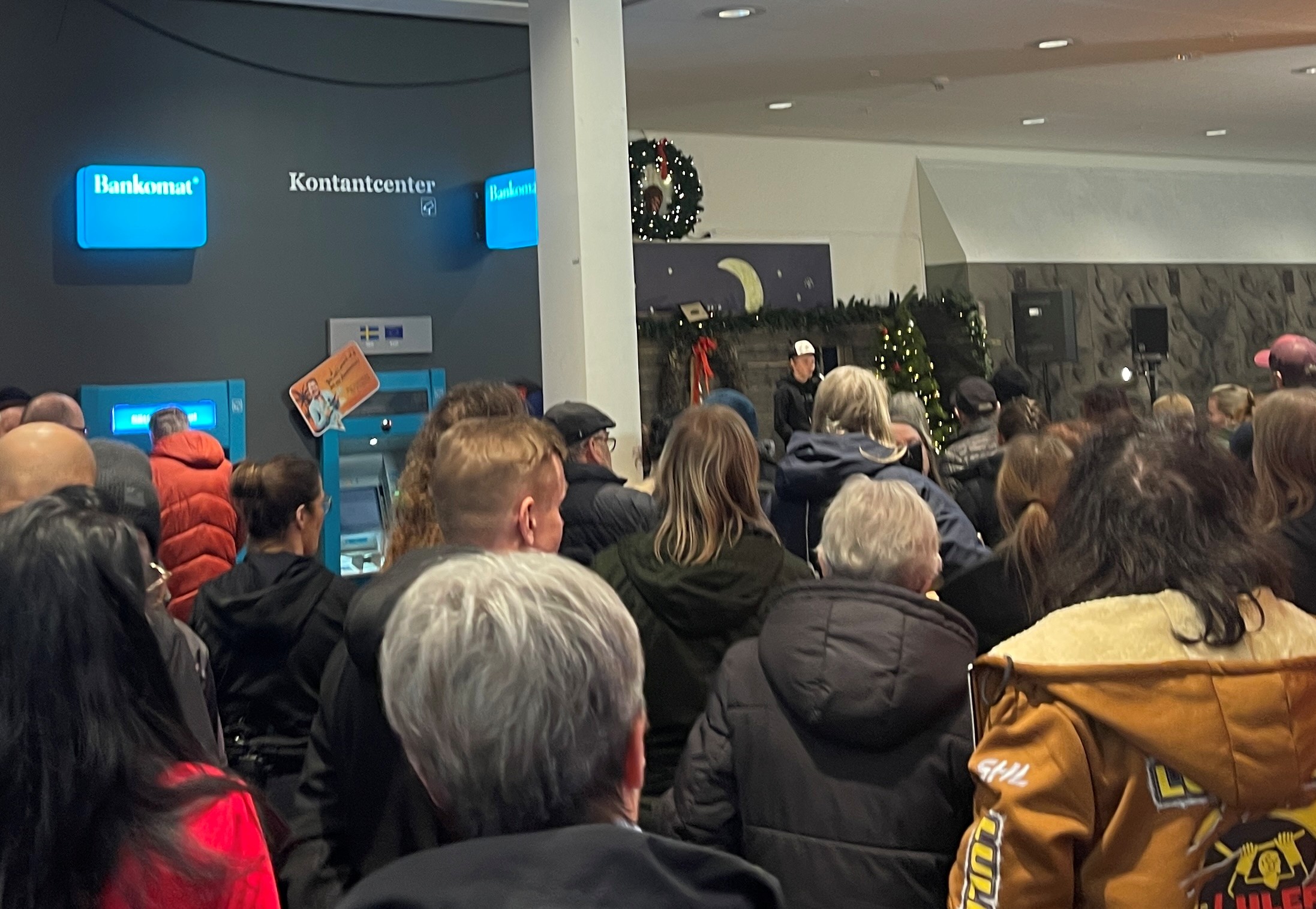 Publik som följer scenprogrammet