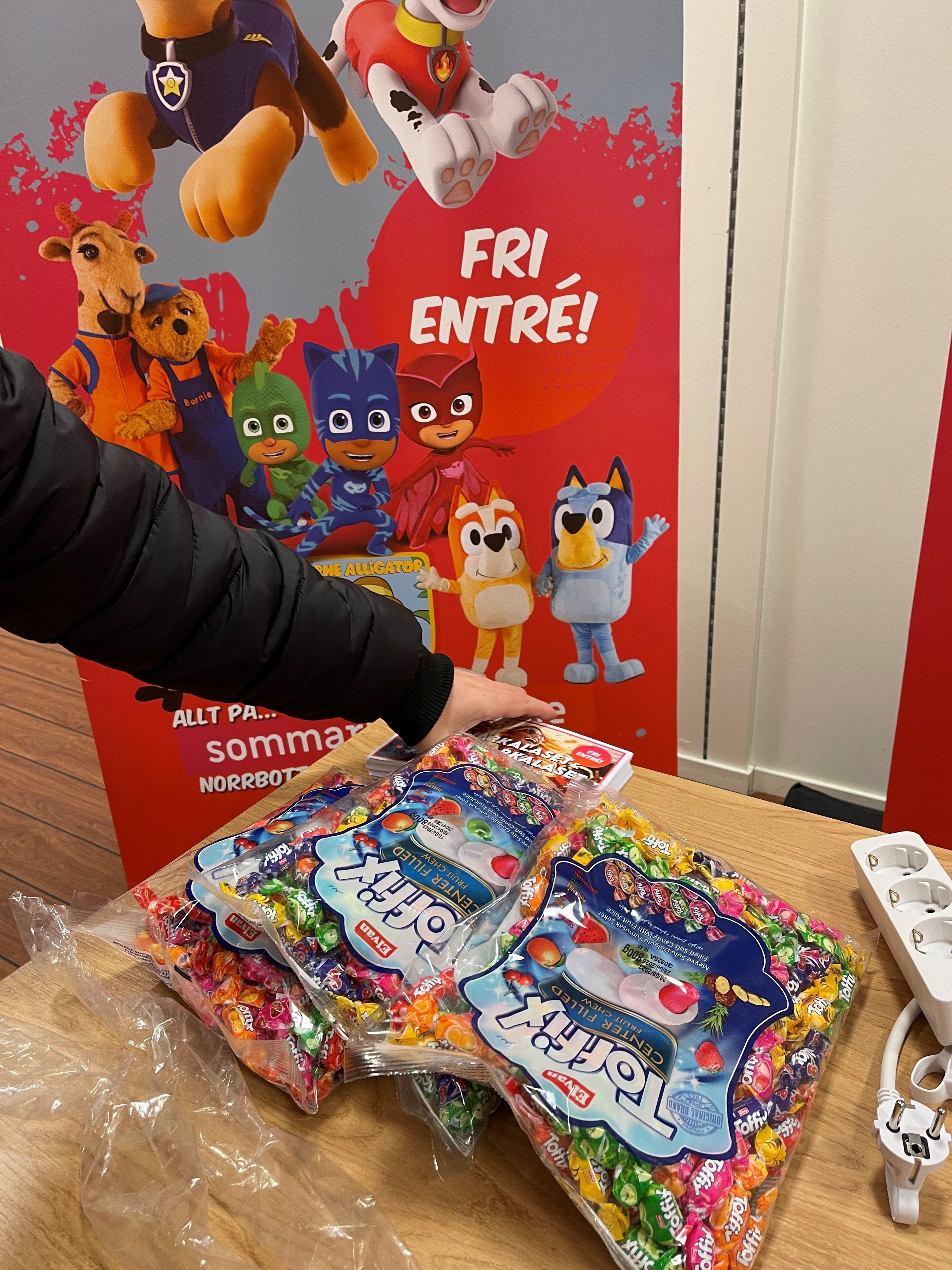 Pyjamashjältarna tillsammans med barn