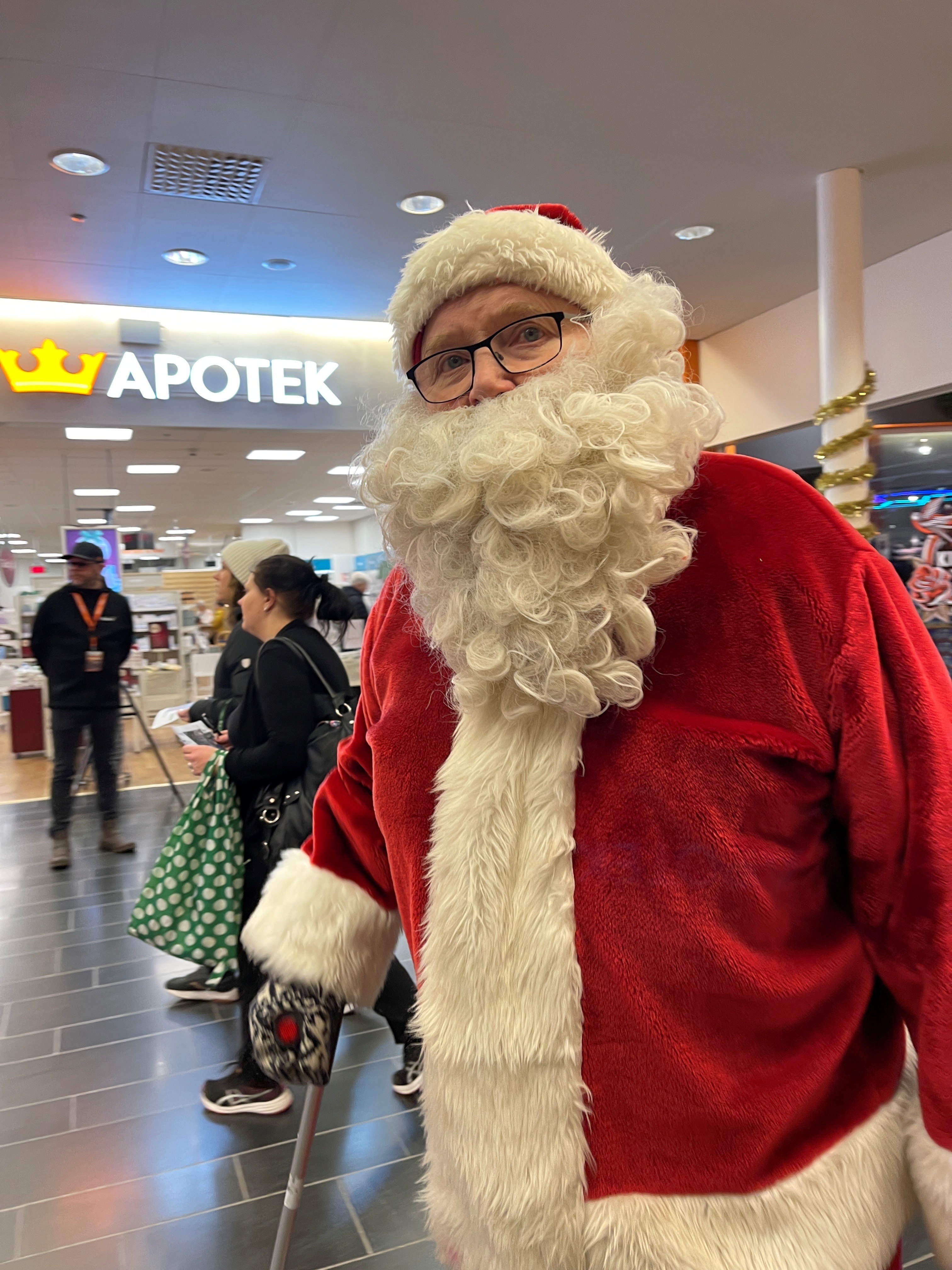 Tomten hälsar på barn under evenemanget