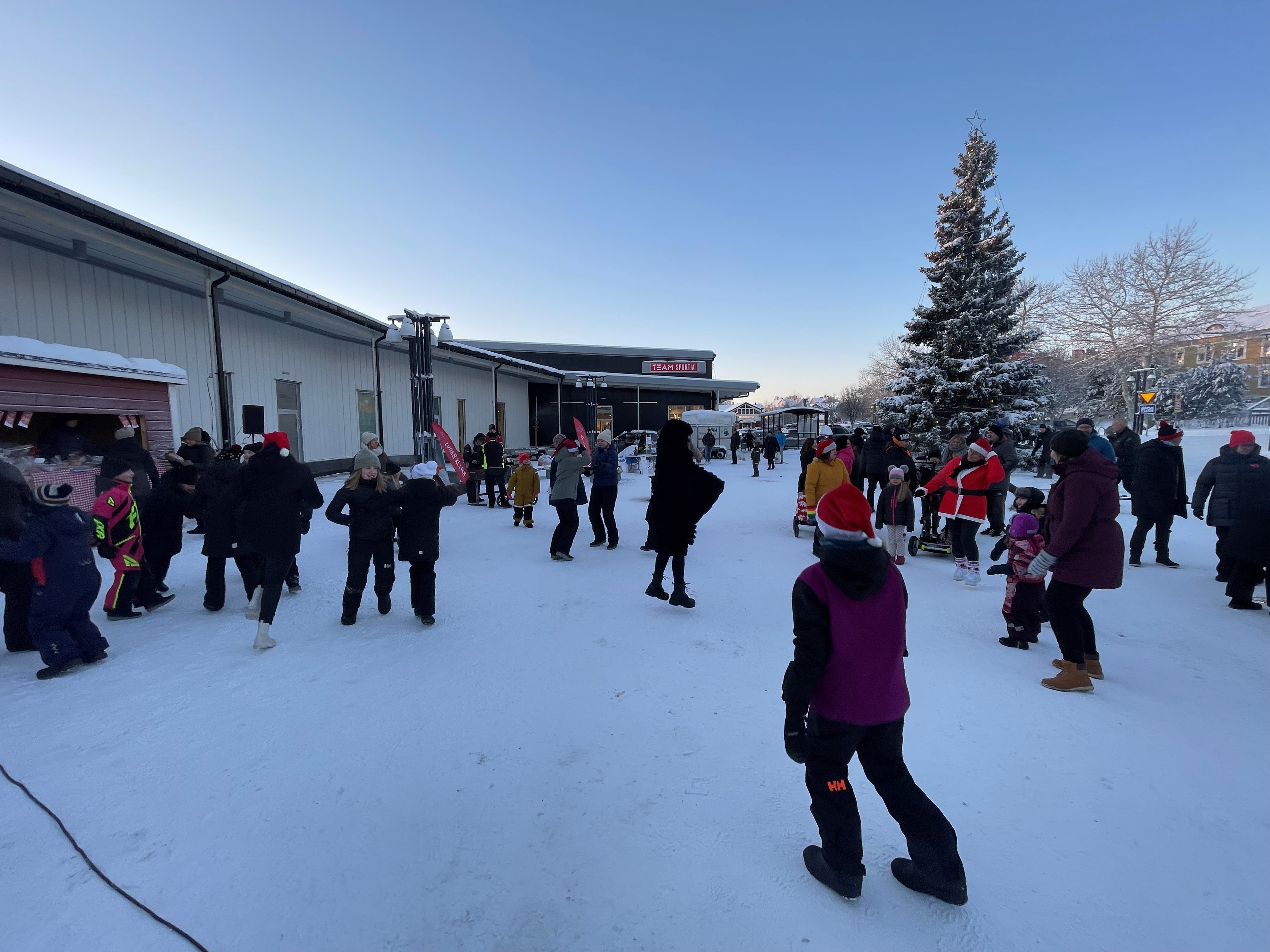 Besökare utanför entrén till evenemangsområdet