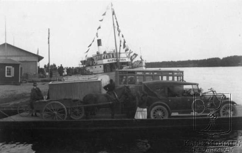 Kalix hamn och färjeställe. Det är pingsthelg och godtemplarna IOGT har distriktsmöte i Kalix. Mycket folk kommer därför till Kalix med kustbåten Haparanda. Foto: Åke Öberg.