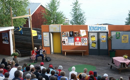 Teaterföreningen Bröt under en föreställning på Vassholmen.