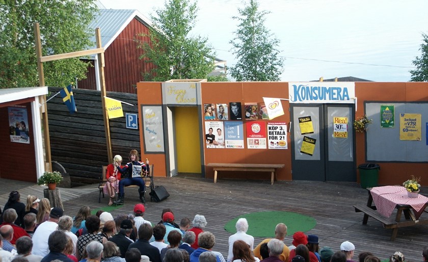 Teaterföreningen Bröt under en föreställning på Vassholmen.