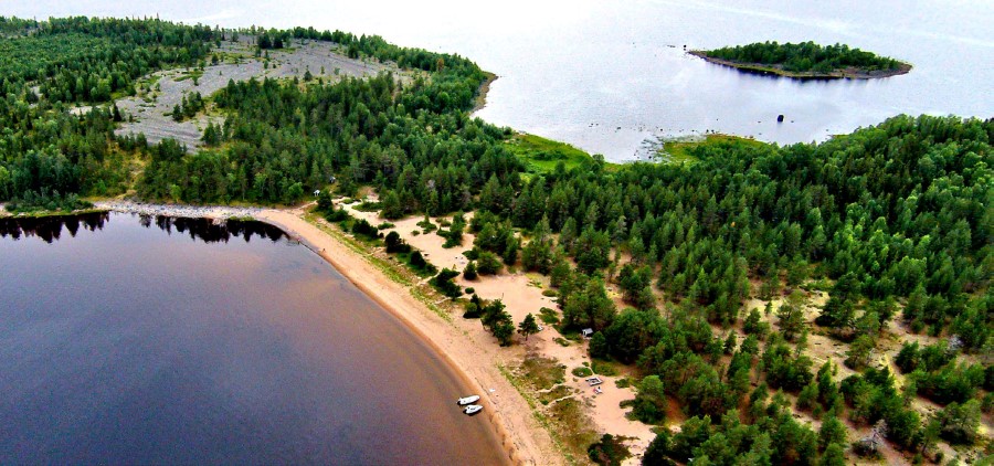 Sandstranden på Kallskär tillhör de finaste i hela Bottenviken. Här spelades delar av Robinson in sommaren 2020.