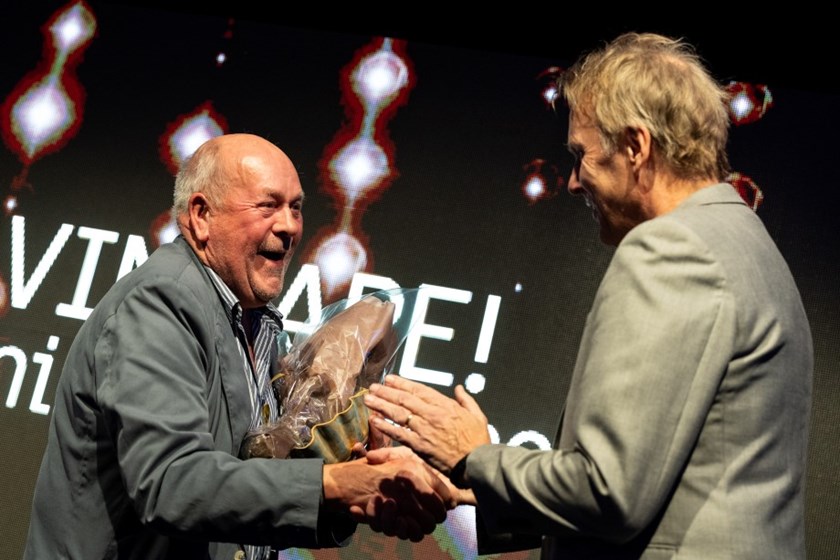 Ulf Sandström skakar hand med prisutdelaren Peter Karlssson.