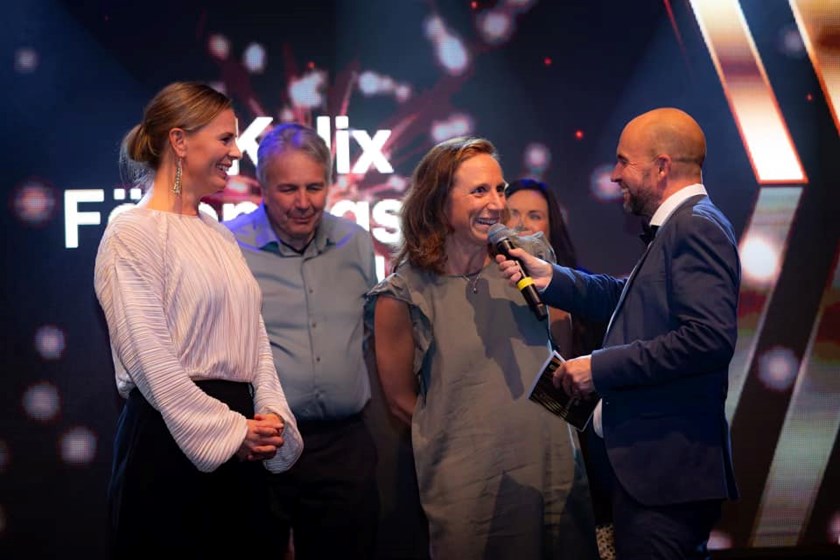 Sara Ekman och Moa Bjerner från IFK Kalix tar emot priset som Årets Ledare.