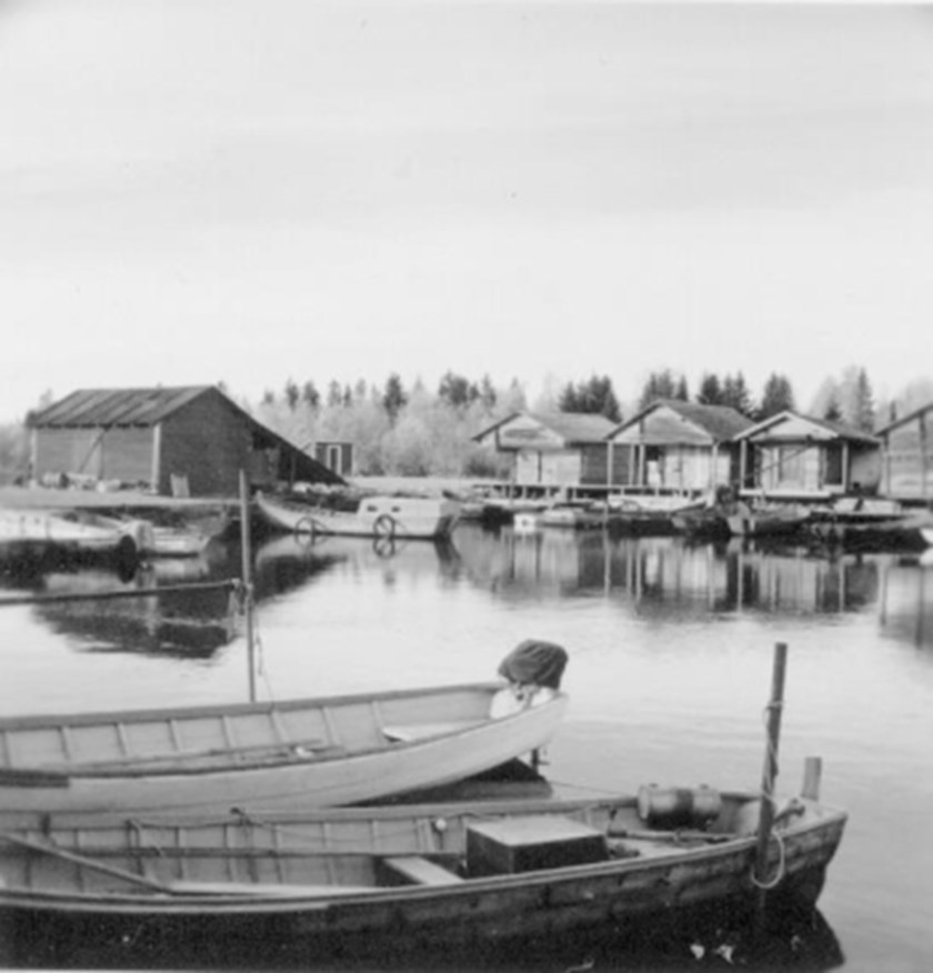In the picture from 1963, you can see boats for professional fishing and typical leisure boats used for recreational fishing,