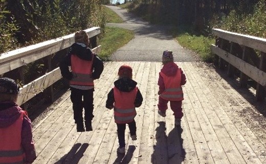 Vi tränar på jämfotahopp över bron.