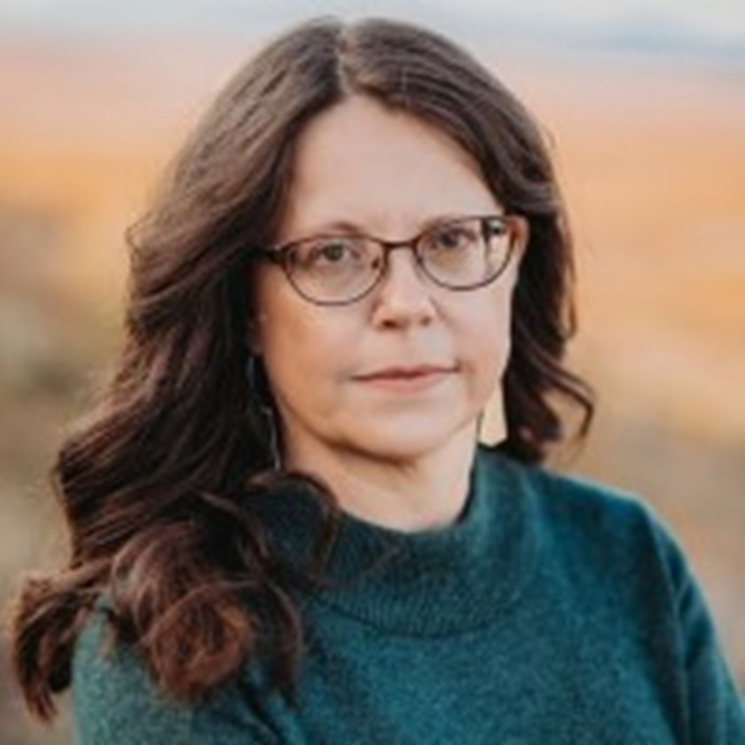 Porträttbild på deckarförfattaren Anna Kuru.