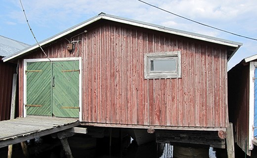 Sjöbod i hamnen. Foto: Viktor Nilsson.