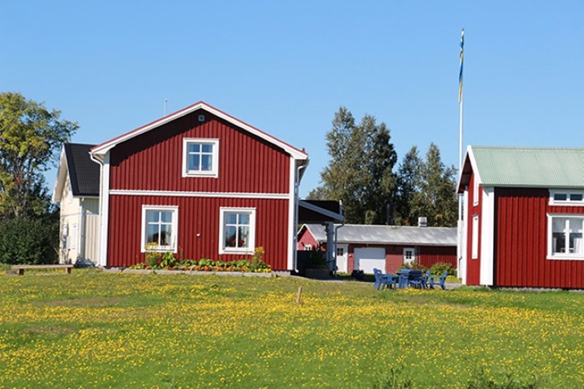 Rött hus med vita knutar i Ytterbyn.