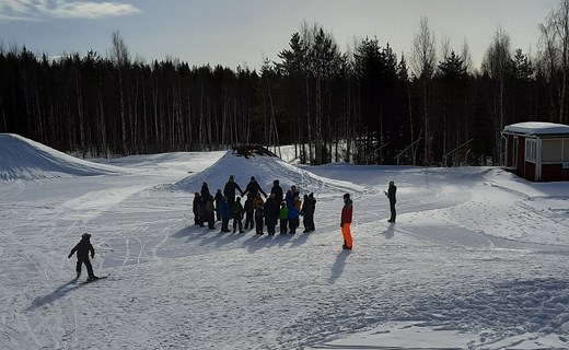 Näsbyskolans elever på friluftsdag i Rudträskbacken. 