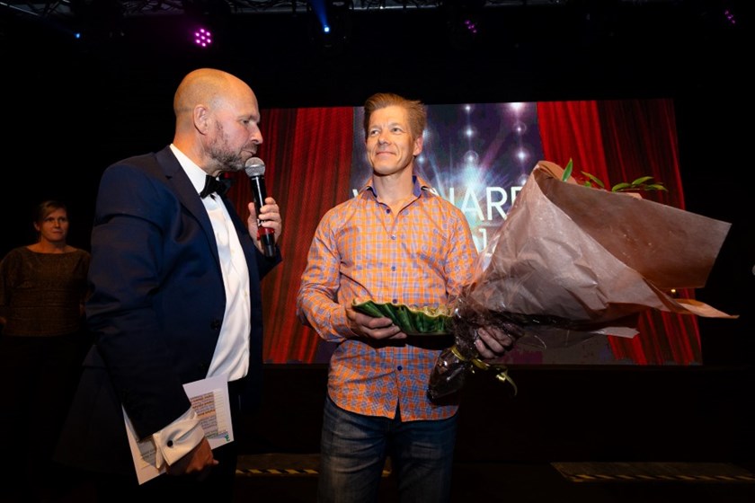 Konferencier Reine Sundqvist gratulerar årets ledare Jan Nyman Ashihsara Karate.