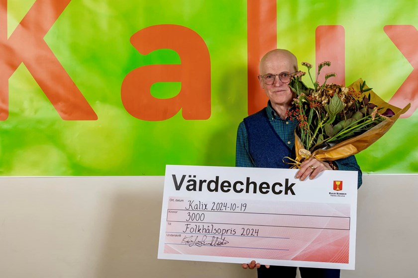 OK Vargen fick motta Folkhälsopriset, här ses de med prischecken.