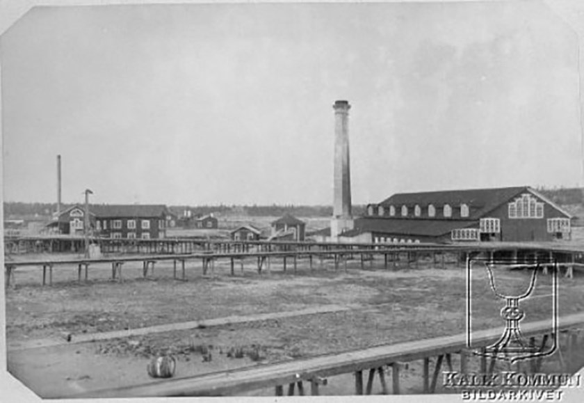 Här syns både den nya sågen till höger och den gamla "Lillsågen" till vänster, tidigt 1870-tal. Foto: Okänd – kalixbilder.se.