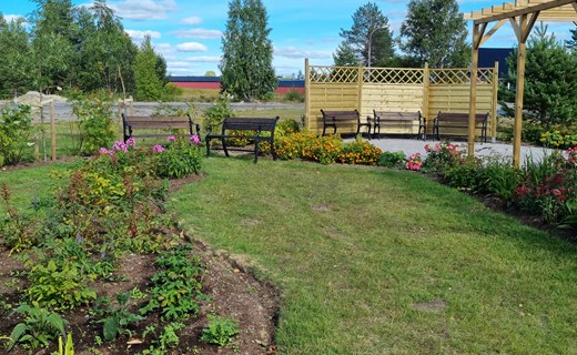 Uteplats med vindskydd i Nystadsparken.