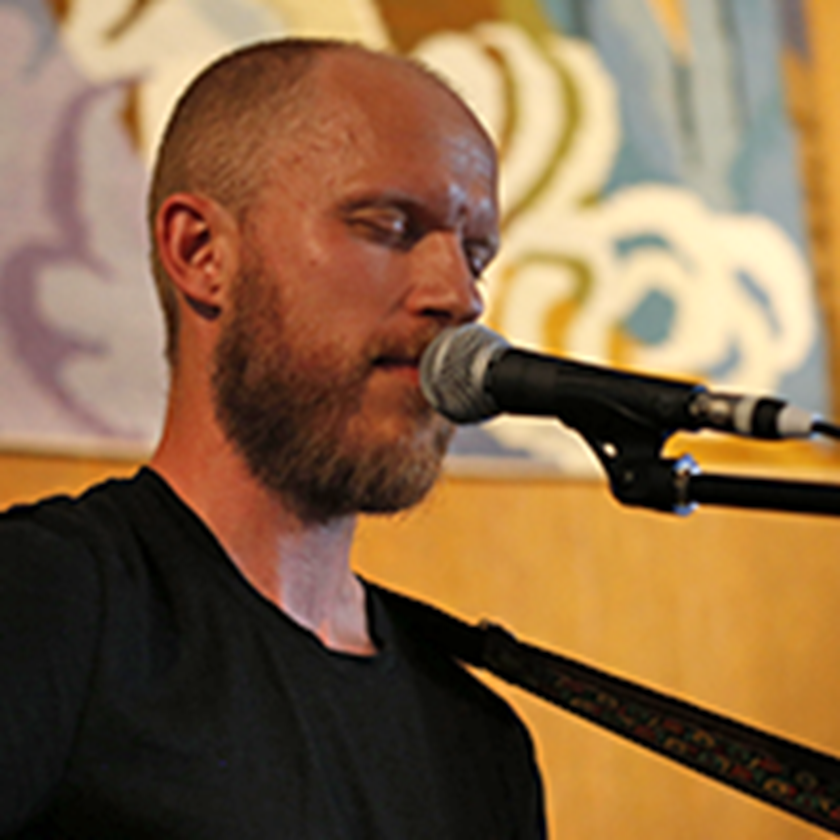 Ludvig Svartholm på scen.