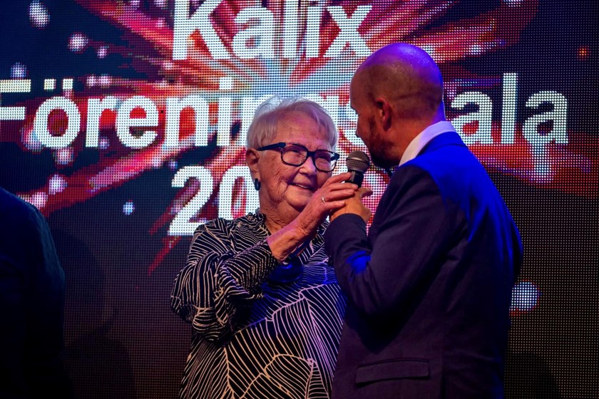  PRO-ordförande Ulla Granström tar emot priset som Årets Eldsjäl.