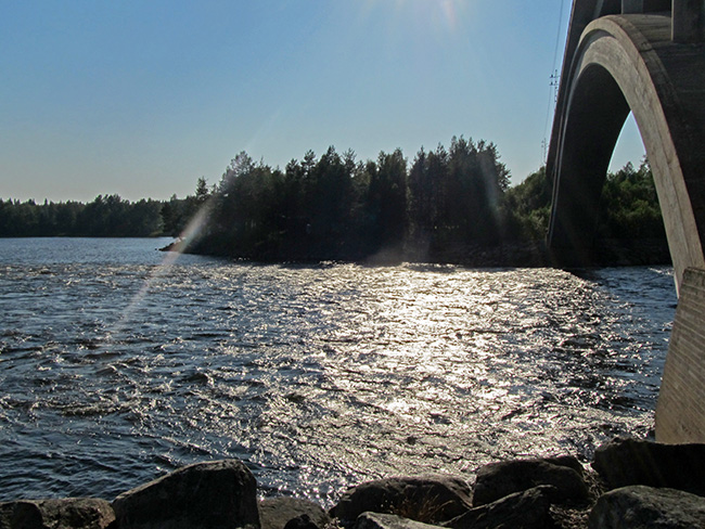 Älven nere vid tågbron i Börjelsbyn. Foto: Viktor Nilsson.