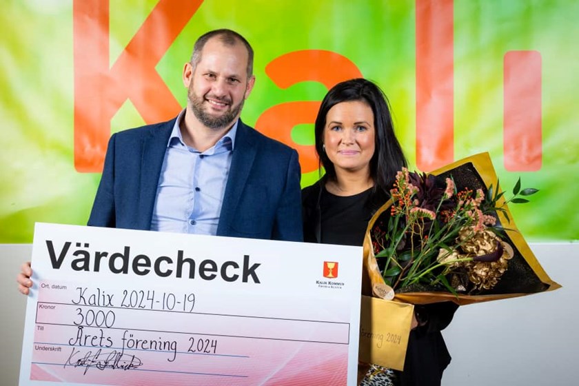 Årets Förening Gammelgårdens IF med prischecken.