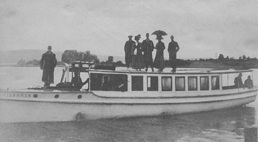 The steamboat Tisnaren setting out with passengers..